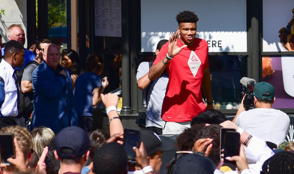 1-1！曼联又栽了：阿莫林打倒数第3连换4防守球员 5轮1胜跌至第8（1-1，曼联再度失分！对阵倒数第三阿莫林连换四名后防，近5轮仅1胜降至第8）