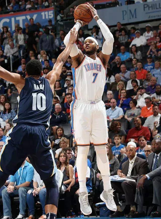 再次情绪失控，阿德耶米因不满自己被换下而怒气冲冲（被换下引发不满，阿德耶米怒火难抑再度失控）