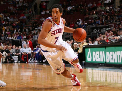 足球报：浙江队花4亿是谣言；韦世豪、李磊先后来做康复（《足球报》：浙江队花4亿元系谣言，韦世豪与李磊先后进行康复）