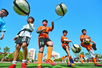 北京男篮在俱乐部杯首战惨败，内线劣势明显，外援表现疲软，青岛男篮以较大优势取胜。（北京男篮俱乐部杯首秀惨败：内线短板暴露、外援乏力，青岛大胜）