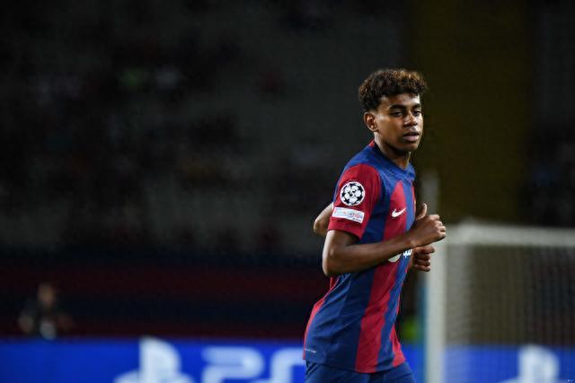 进攻表演！三球半场轰7记三分球砍下21分1板8助1断（火力全开！三球半场狂飙7记三分，砍下21分1板8助1断）